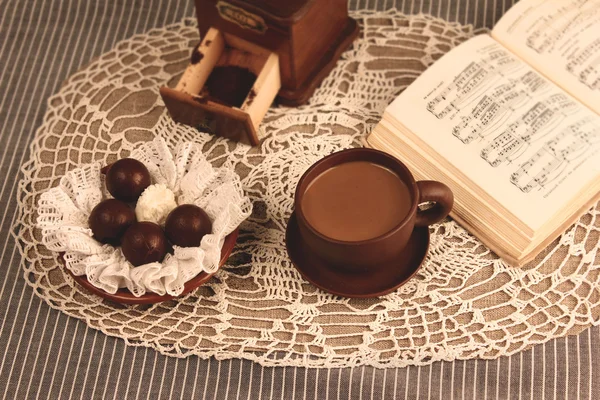 Xícara de café com chocolate e moedor de café — Fotografia de Stock