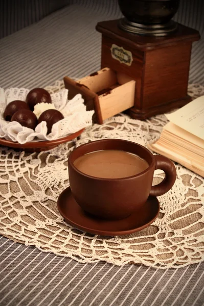 Xícara de café com chocolate e moedor de café — Fotografia de Stock