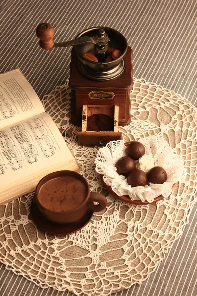 Xícara de café com chocolate e moedor de café — Fotografia de Stock