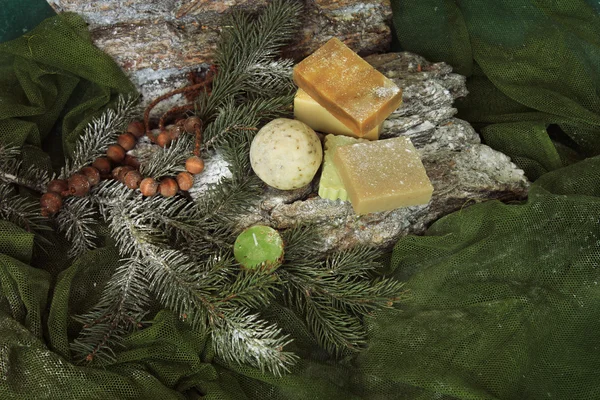 Handgemaakte zeep op de schors en twijgen van bomen — Stockfoto