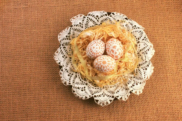 Osterkomposition mit Eiern und Kerzen — Stockfoto