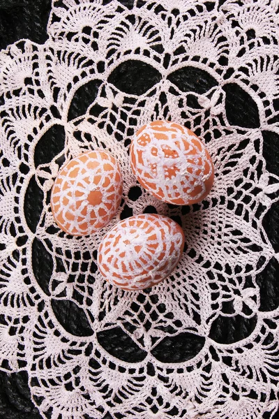 Osterkomposition mit Eiern und Kerzen — Stockfoto