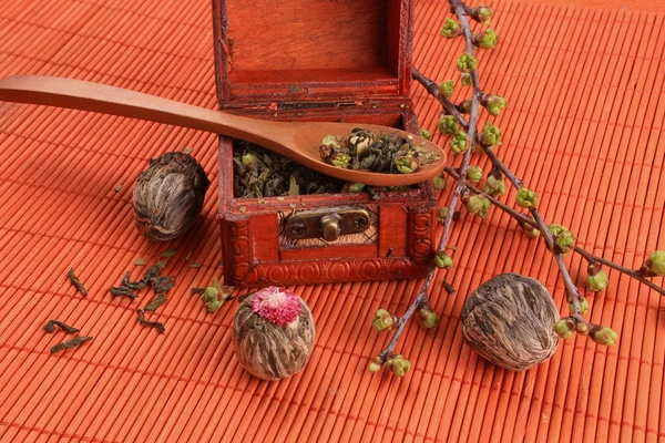 Turuncu bir arka plan üzerinde kuru lotus çiçekleri çay sandığı — Stok fotoğraf