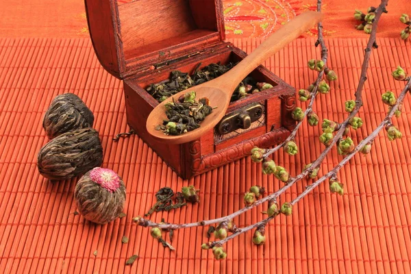 Turuncu bir arka plan üzerinde kuru lotus çiçekleri çay sandığı — Stok fotoğraf