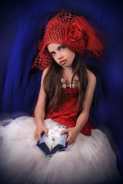 bir gül karanlık bir arka plan üzerinde kırmızı şapkalı kız