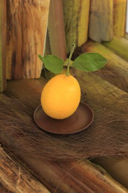 limon limon ve kır çiçeği bambu üzerinde