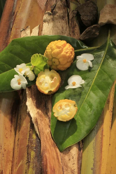 Limão limão e flores silvestres em bambu — Fotografia de Stock