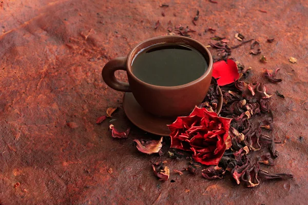 Copo e pires feitos de chá de flor de barro e hibisco e chá seco — Fotografia de Stock