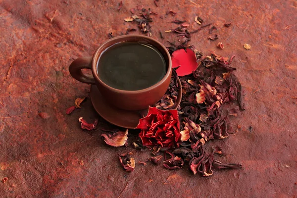 Кубок і блюдце виготовляються з глини і чай з гибискуса квітка і сухий чай — стокове фото