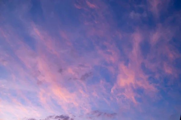 Céu Com Nuvens Brancas Luz Laranja Sol Noite — Fotografia de Stock