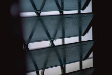 Bulutlu bir günde evin pencerelerinden düşen yağmur damlaları.