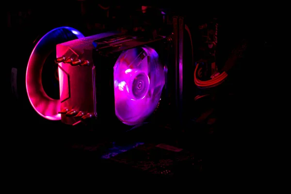 コンピュータのファンのLedランプからの光は紫 美しいピンク 周囲は黒です — ストック写真