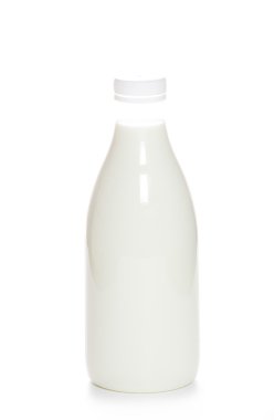 şişe süt beyaz zemin üzerine
