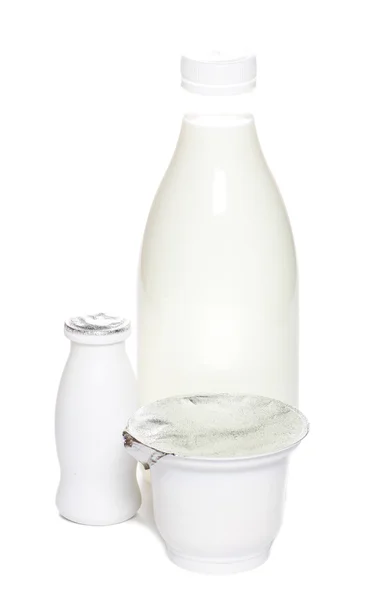 흰색에 고립 된 그룹 우유 제품 — 스톡 사진