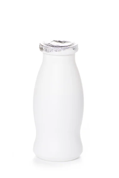 Flasche Milch auf weißem Hintergrund — Stockfoto
