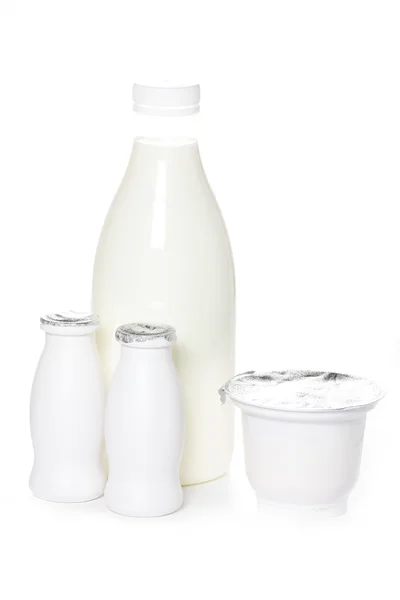 Групповые молочные продукты на белом — стоковое фото