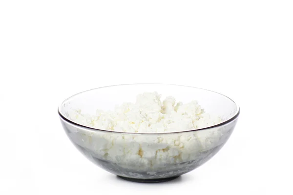 Сырная тарелка изолирована на белом — стоковое фото