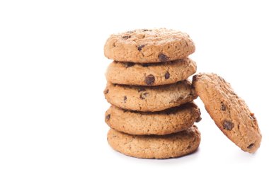 Beyaz arka planda izole edilmiş çikolata parçacıklı kurabiyeler..