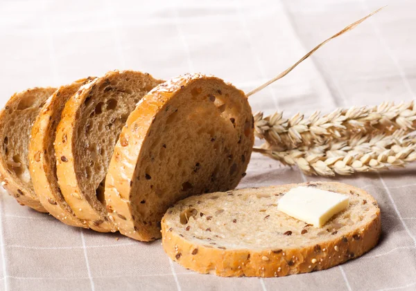 Pedazo de pan con mantequilla. — Foto de Stock