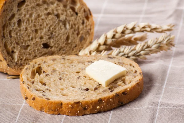 Pedazo de pan con mantequilla. — Foto de Stock