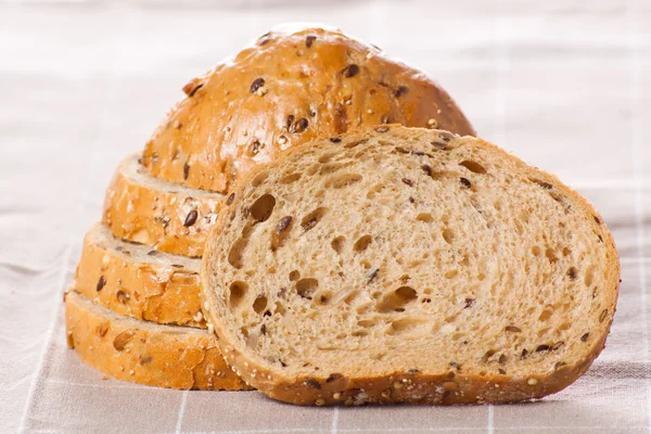 Pane intero sano a fette con semi di girasole su marrone n — Foto Stock