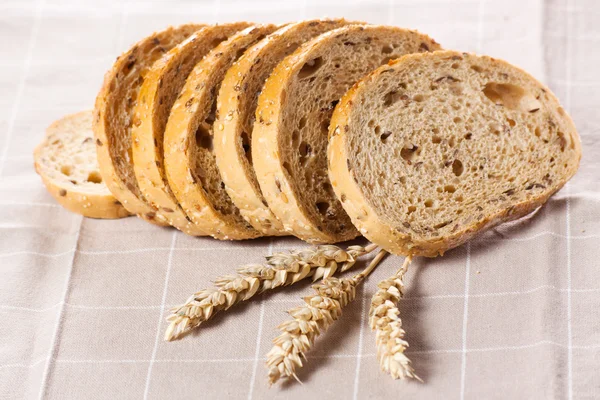 Zdrowe, całe ziarna krojonego chleba ze słonecznikiem na brązowy n — Zdjęcie stockowe