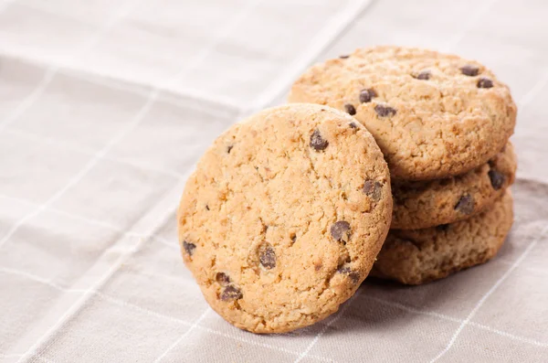 Galletas de chocolate apiladas en servilleta marrón . — Foto de Stock