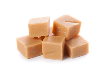 Beyaz bir arka plan ile izole lezzetli karamel yığın