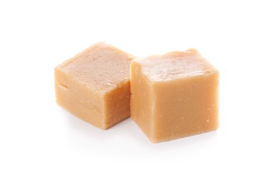 Beyaz bir arka plan ile izole lezzetli karamel yığın