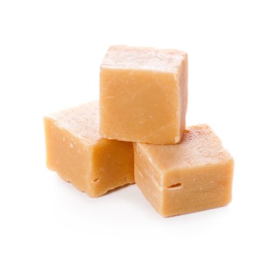 Beyaz bir arka plan ile izole lezzetli karamel yığın