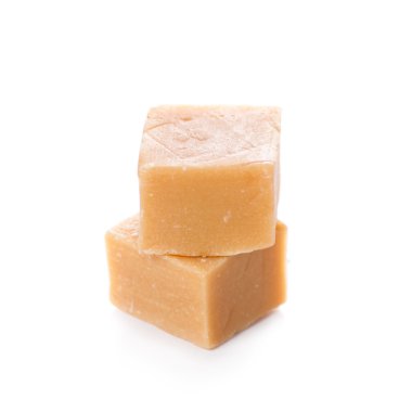 Beyaz bir arka plan ile izole lezzetli karamel yığın