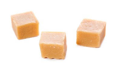 Beyaz bir arka plan ile izole lezzetli karamel yığın