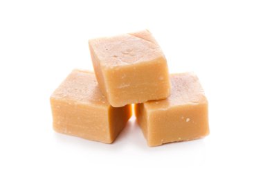 Beyaz bir arka plan ile izole lezzetli karamel yığın