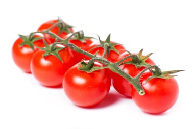 Beyaz arka plan üzerinde izole sulu organik kiraz domates