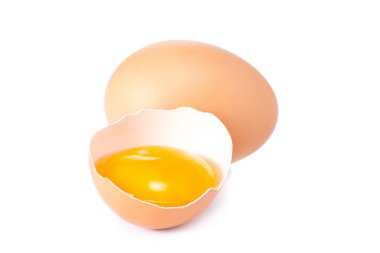 Kırık yumurta beyaz arka planda izole edilmiş.