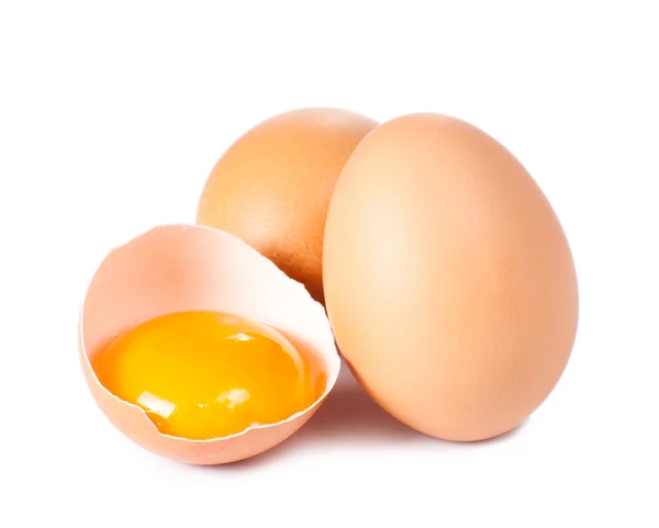 Kırık yumurta beyaz arka planda izole edilmiş.
