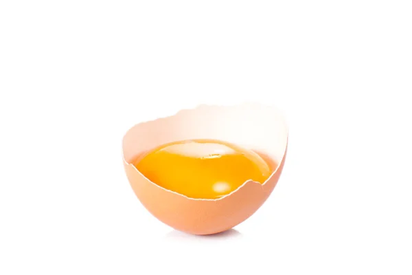 Huevo roto aislado sobre fondo blanco — Foto de Stock