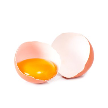 Kırık yumurta beyazda izole edilmiş