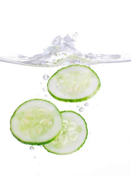 dilimlenmiş salatalık su beyaz zemin üzerine izole