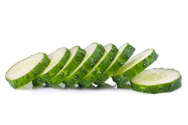 Stapel van groen komkommer plakjes met reflectie geïsoleerd op wit — Stockfoto