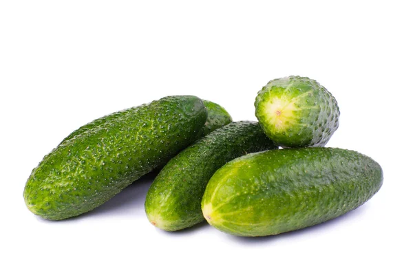 Gezonde voeding. de groene komkommers geïsoleerd op witte achtergrond — Stockfoto