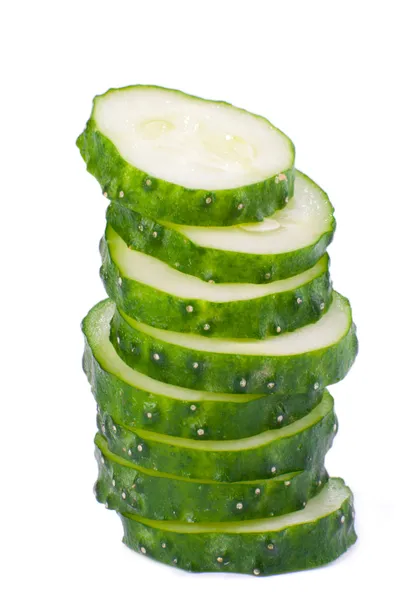 Gesneden komkommer in stapel geïsoleerd op wit — Stockfoto