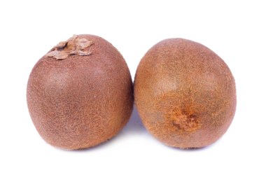 Beyaz arkaplanda yalıtılmış Kivi meyvesi.