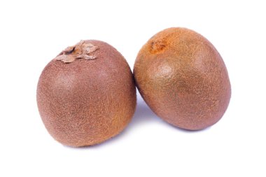 Beyaz arkaplanda yalıtılmış Kivi meyvesi.