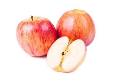Beyaz arkaplanda izole edilmiş elmalar.