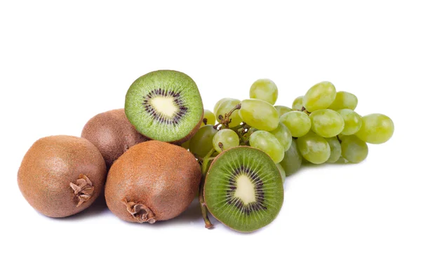 Trauben und Kiwi-Früchte isoliert auf weißem Hintergrund — Stockfoto