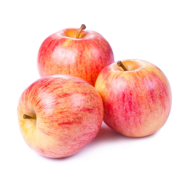 Beyaz arkaplanda izole edilmiş elmalar.