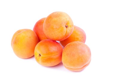 Beyaz arka planda izole edilmiş olgun kayısı meyvesi.