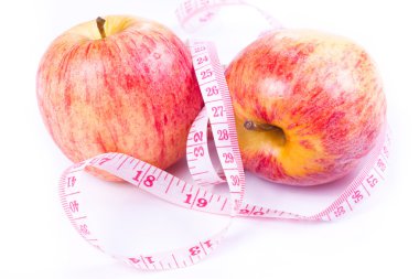 Elma ve ölçüm bandı beyaz arkaplanda izole.