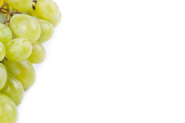 Beyaz arkaplanda izole edilmiş üzümler.